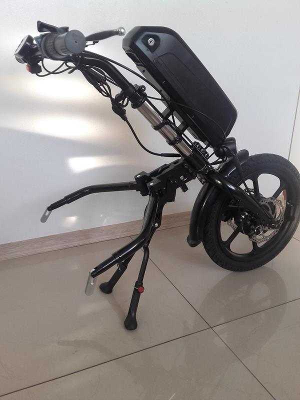 Przystawka do wózka inwalidzkiego koloru czarnego z nowymi zapięciami