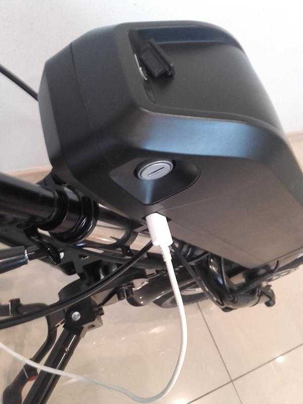 Napęd elektryczny do wózka inwalidzkiego z dużą baterią i portem ładowania USB
