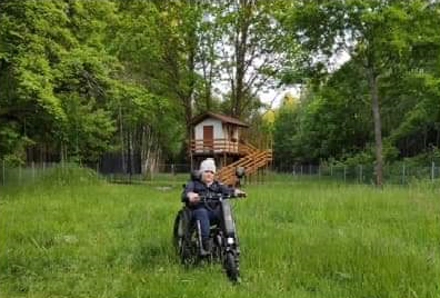Krzysiu ze swoją nową przystawką z elektryczną do wózka inwalidzkiego osoby osoby niepełnosprawne