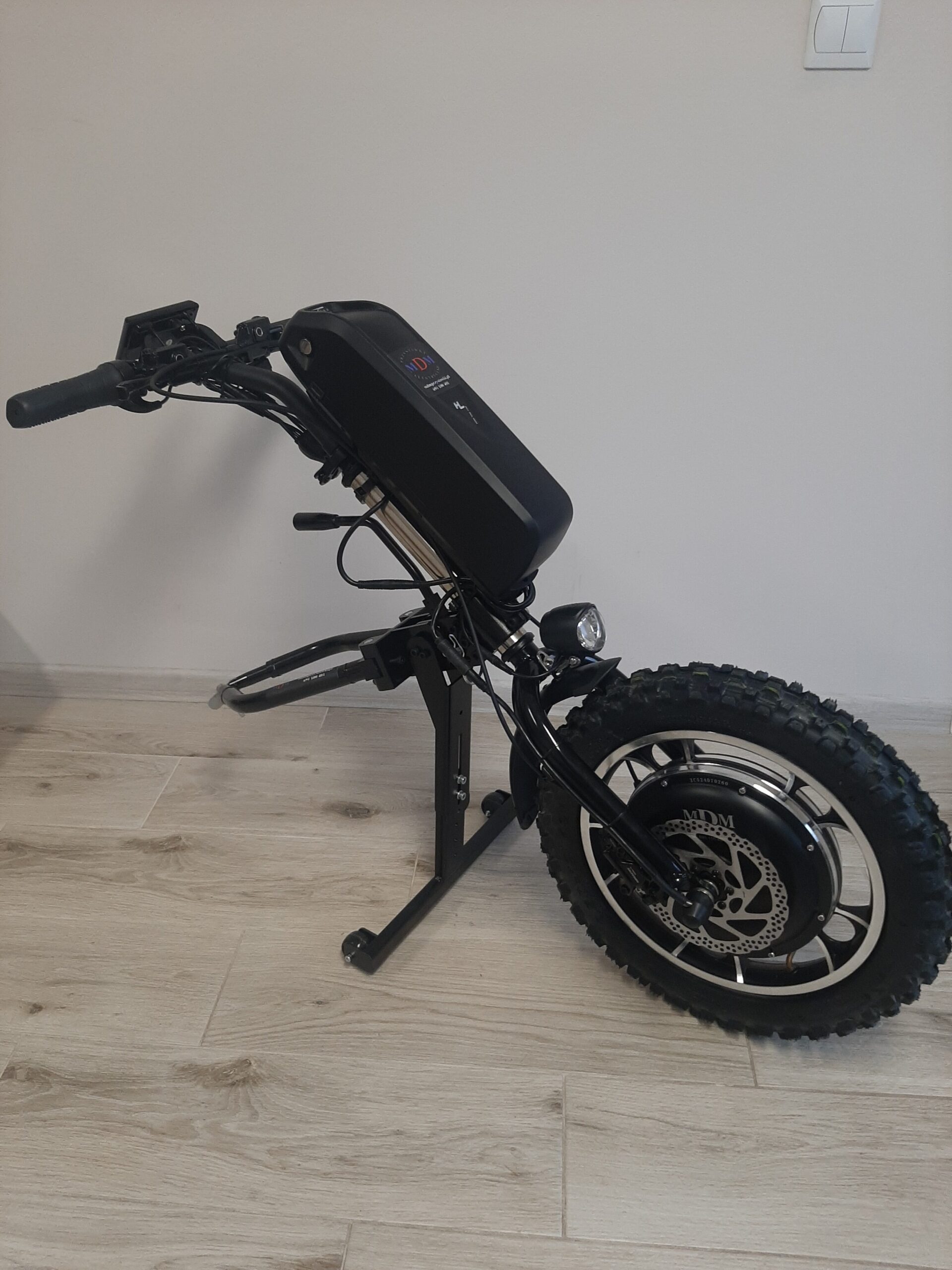Przystawka elektryczna wózka inwalidzkiego model hl 800. posiada mocny silnik elektryczny
